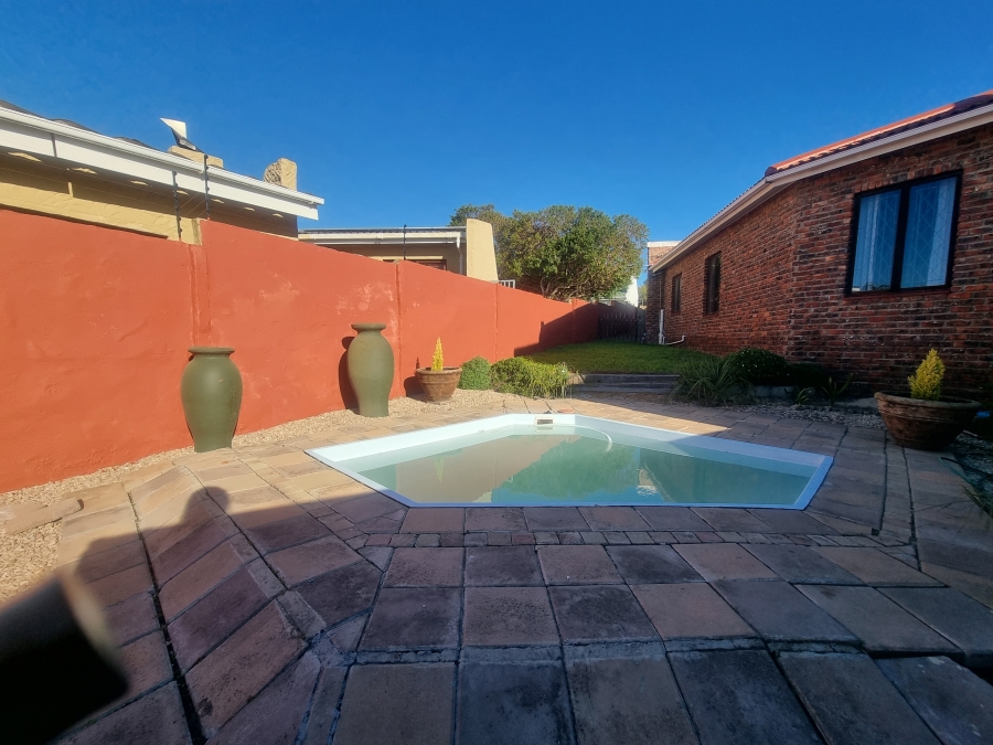 6 Bedroom Property for Sale in Heiderand Western Cape